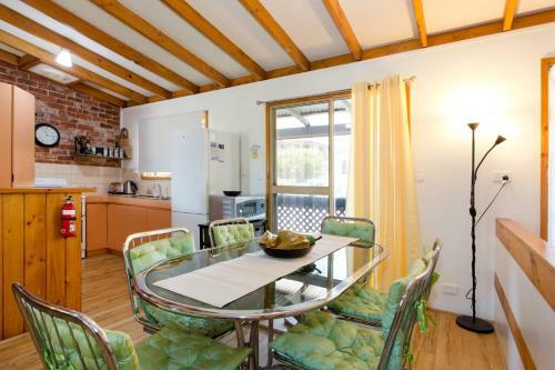 Apartamento Surf And Sunsets, Beach Holiday Home Mandurah