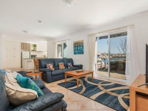 Waters Edge Apartment With Jetty