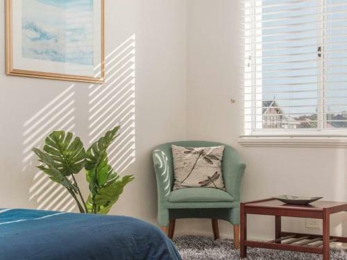 Waters Edge Apartment With Jetty