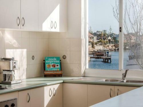 Waters Edge Apartment With Jetty