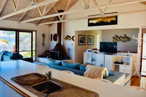 Stunning Beach Views, 4 Bed, Sleeps 8, Pool Table, Wifi- Lorne