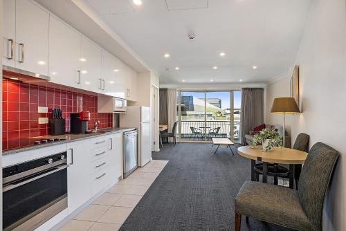 Apartamento Cosy Unit With Balcony Near Dining And Shopping