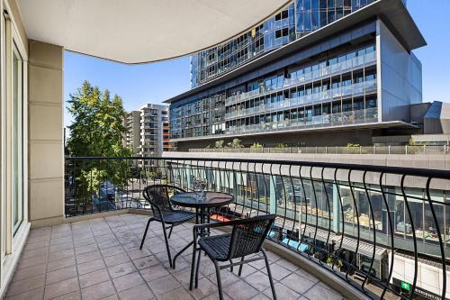 Apartamento Cosy Unit With Balcony Near Dining And Shopping