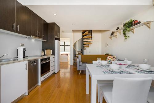 Apartamento Stylish Loft With Balcony Near Errol St Dining