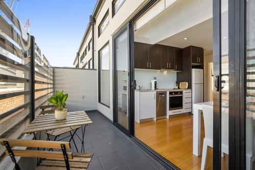 Apartamento Stylish Loft With Balcony Near Errol St Dining