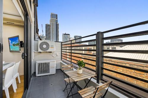 Apartamento Stylish Loft With Balcony Near Errol St Dining