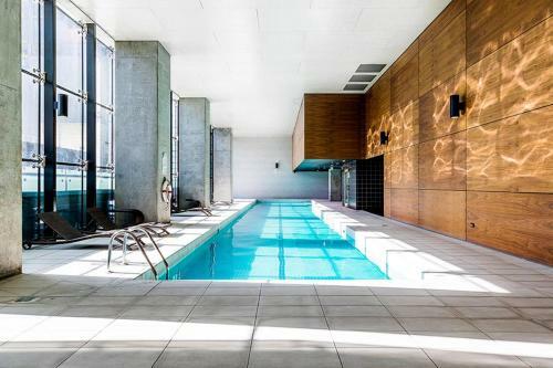 A Stylish Cbd Apartment With A Stunning View