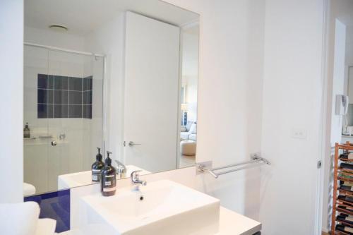 Trendy Modern 2bd Apartment Close To Beach & City