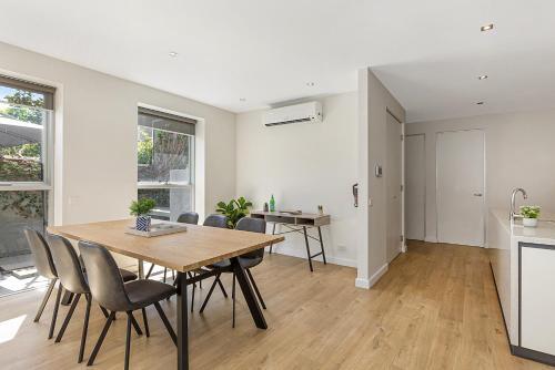 Stylish Apartment With Parking And Patio Near Dining
