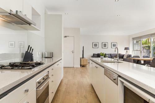 Stylish Apartment With Parking And Patio Near Dining