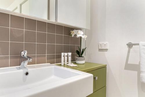 Stylish Apartment With Parking And Patio Near Dining