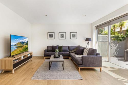 Stylish Apartment With Parking And Patio Near Dining