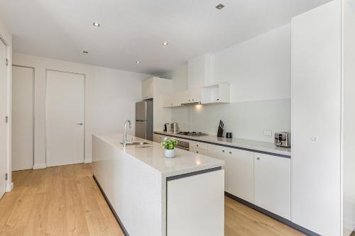 Stylish Apartment With Parking And Patio Near Dining