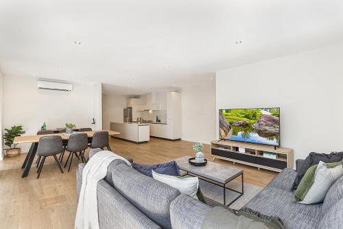 Stylish Apartment With Parking And Patio Near Dining
