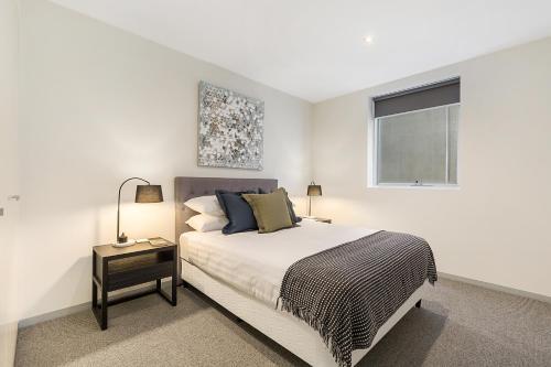 Stylish Apartment With Parking And Patio Near Dining