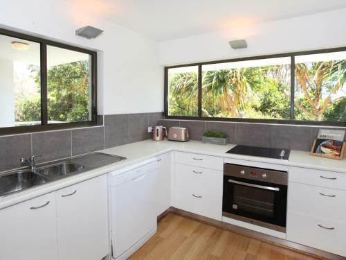 Windmill 4 - Two Bedroom Beachside Apartment On Parkyn Parade!
