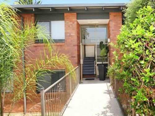 Courtney Cove 1 - Comfortable Two Bedroom Apartment On Mooloolaba Canal