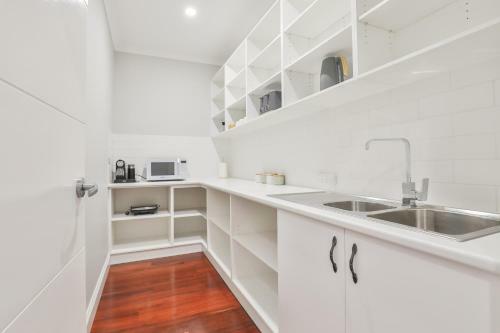Indulge Luxury Homes - Dockside Marina