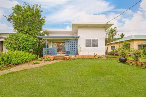 Stylish & Renovated Home // Pet Friendly