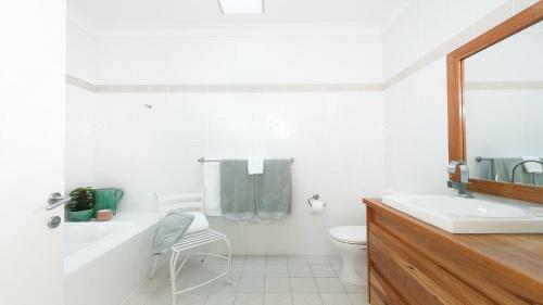 Arabella - Stylish Seaside Sanctuary With Views