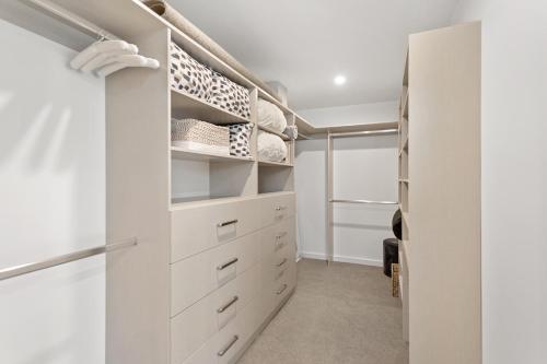Luxe Home, Lift, Pool, Right In Town