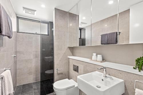 Luxe Home, Lift, Pool, Right In Town