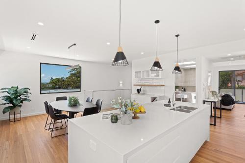 Luxe Home, Lift, Pool, Right In Town