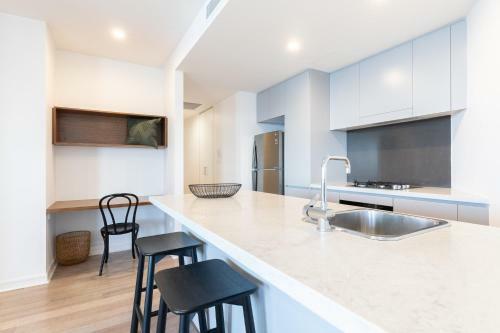 The Edge - Luxurious Waterfront Apartment