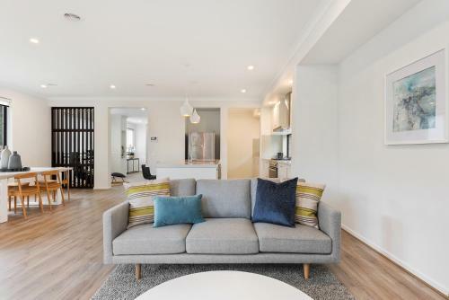 Apartamento Spacious 4-bed House With Parking And Backyard