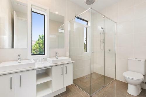 Apartamento Spacious 4-bed House With Parking And Backyard
