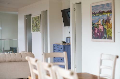 Five Bed, Five Bath, Five Star View ~ 2 Mins To Cbd ~ Wentworth Estate