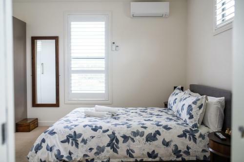 Five Bed, Five Bath, Five Star View ~ 2 Mins To Cbd ~ Wentworth Estate