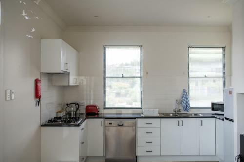 Five Bed, Five Bath, Five Star View ~ 2 Mins To Cbd ~ Wentworth Estate