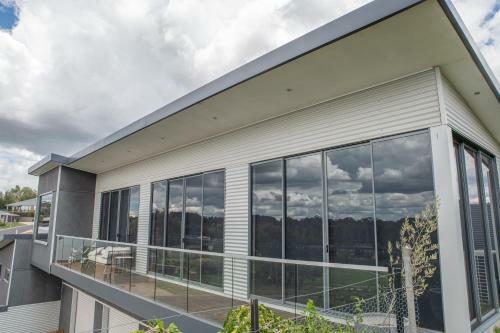 Five Bed, Five Bath, Five Star View ~ 2 Mins To Cbd ~ Wentworth Estate