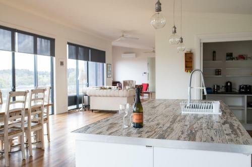 Five Bed, Five Bath, Five Star View ~ 2 Mins To Cbd ~ Wentworth Estate