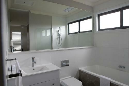 Five Bed, Five Bath, Five Star View ~ 2 Mins To Cbd ~ Wentworth Estate