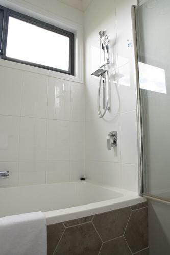 Five Bed, Five Bath, Five Star View ~ 2 Mins To Cbd ~ Wentworth Estate
