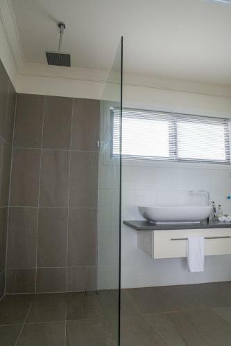 Five Bed, Five Bath, Five Star View ~ 2 Mins To Cbd ~ Wentworth Estate