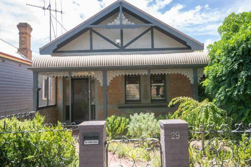 Villa Dora Street Central, Cosy & Convenient