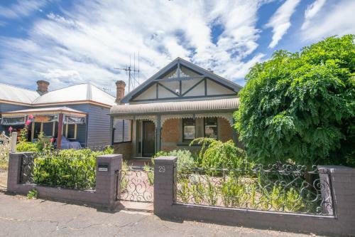 Villa Dora Street Central, Cosy & Convenient