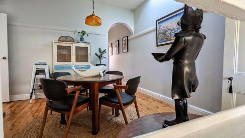 Myrtle Cottage - Central - Trendy
