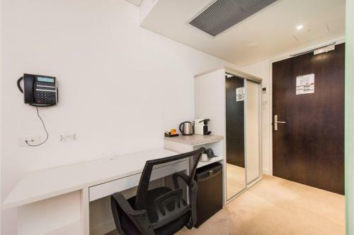 Modern Room W Rooftop Terrace - Centrally Located