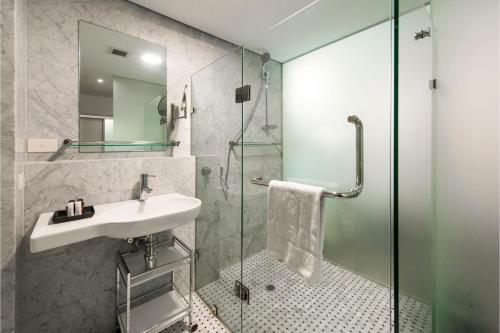 Modern Room W Rooftop Terrace - Centrally Located
