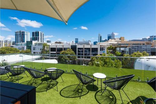 Modern Room W Rooftop Terrace - Centrally Located