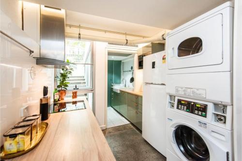 Modern Room W Rooftop Terrace - Centrally Located