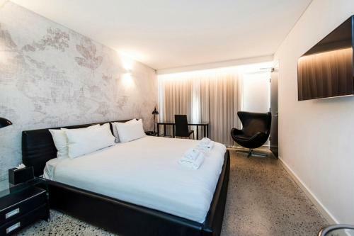 Private City Haven - Suite With Rooftop Terrace