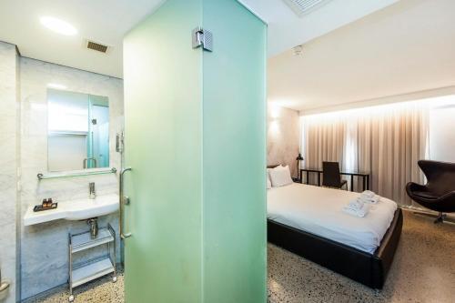 Private City Haven - Suite With Rooftop Terrace