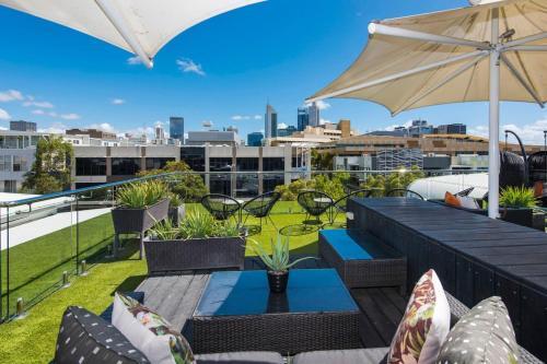 Private City Haven - Suite With Rooftop Terrace