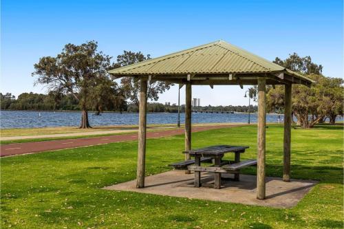 Bright 1br Apartment Close To Foreshore & Cbd!