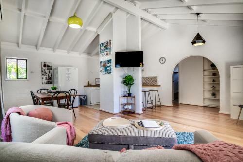 Villa Seventh Heaven Vibrant Restful Pad Maylands/mt Lawley Side